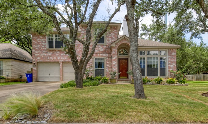 McNeil House | Tree Covered Beauty! Home close to Austin and Freeways, Shopping & more!