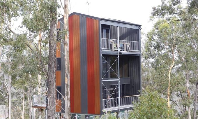 Austinville House | Tree House #4 Red,Private three levelled building with BBQ ,Smart TV, kitchen
