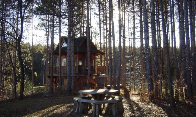 Durham Region Ski Chalet | Tree House getaway with swimming, 18km of Hiking and MTN Biking Trails.