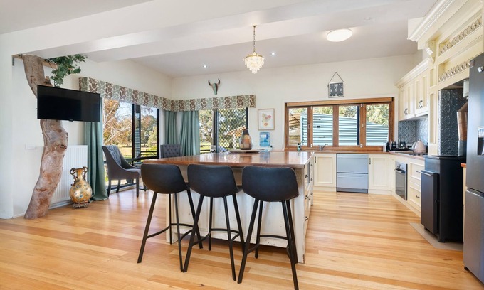 Bonegilla House | Tree House on the Murray - Incredible five bedroom, two bathroom resort style home on the Murray River