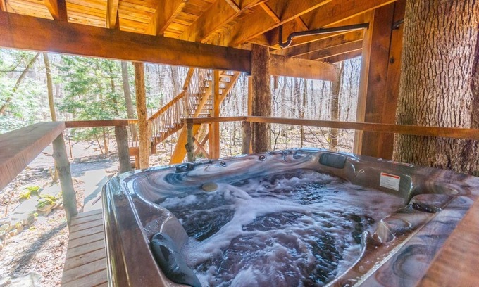 Farmington Cabin | Treehouse at Fernstone | 1BR,1BA, Hot Tub, Secluded