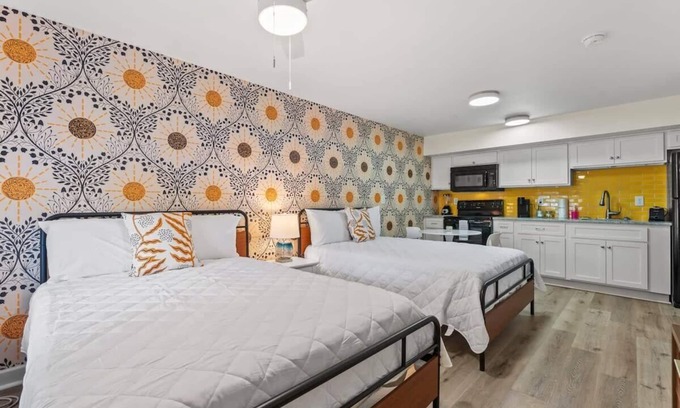 Windy Hill Apartment | TreeHouse Lodge, Walk to Beach, Pet-Friendly 103
