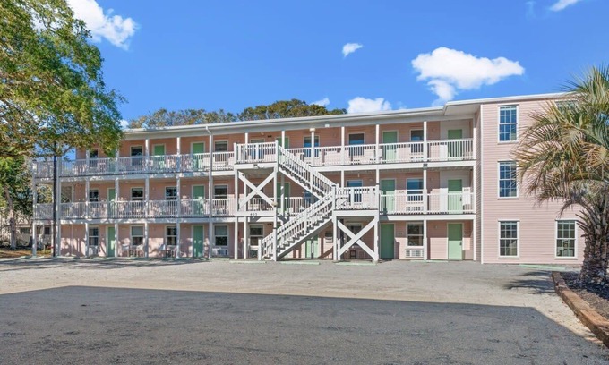 Windy Hill Apartment | TreeHouse Lodge, Walk to Beach, Pet-Friendly 304