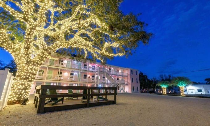 Windy Hill Apartment | TreeHouse Lodge, Walk to Beach, Pet-Friendly 305