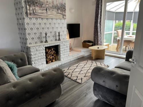 Wigan House | Treetops - Sleeps 8 entire house private parking close to town centre and stadium