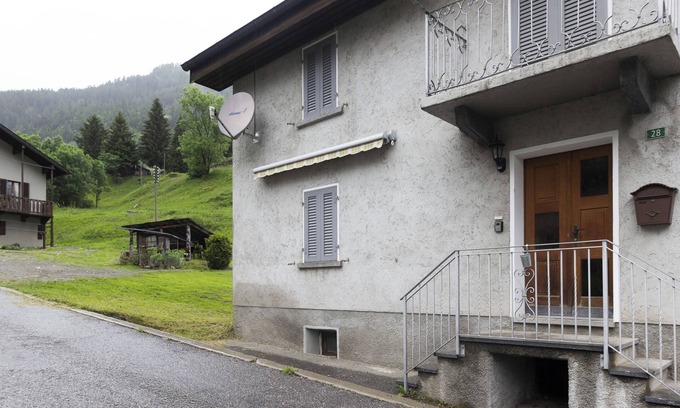 Blenio House | [Trekking, e-biking and Skiing] Poetic little house in the green.