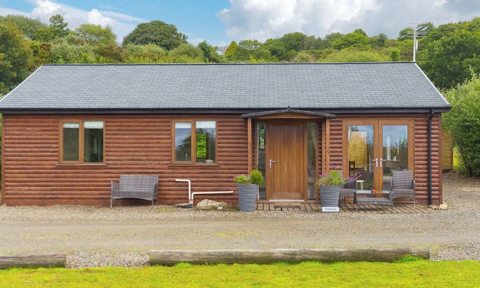 Saint Breward Cottage | TRESSA, TOR DOWN QUARRY, pet friendly, with hot tub in St Breward