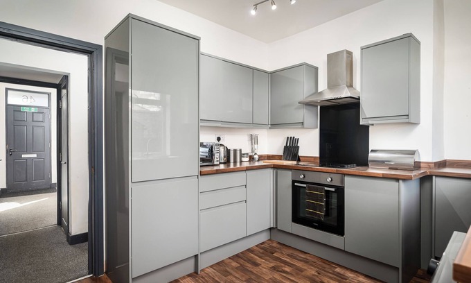 Wakefield House | Trinity Hideaway - Private En-suite Room Wakefield