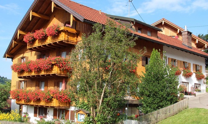 Vorderhindelang Apartment | Triple room shower/toilet/balcony - house "Beim Lorenzar"