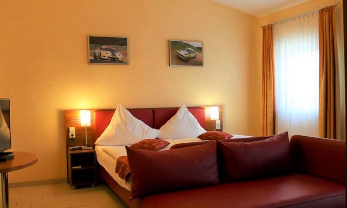 Meuspath House | Triple room, shower or bath, WC - Land-gut-Hotel am Ring