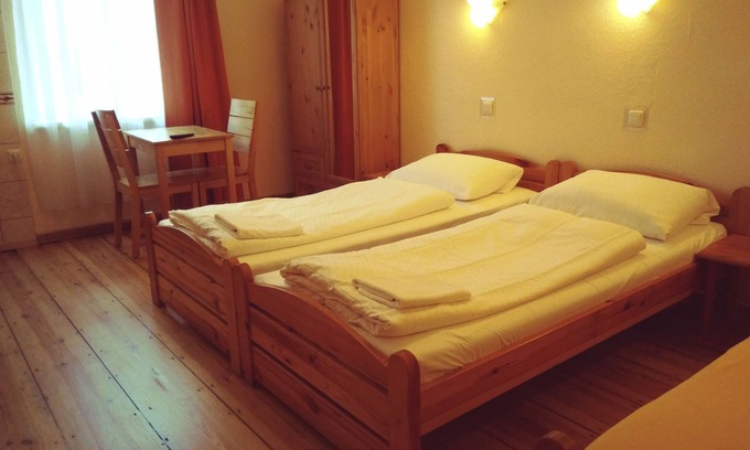 Hamburg City Center Apartment | Triple room with bathroom/WC on the floor