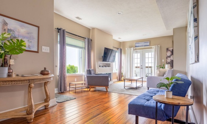 Mexican War Streets House | Triplex Minutes From Downtown! Great View! Free Parking