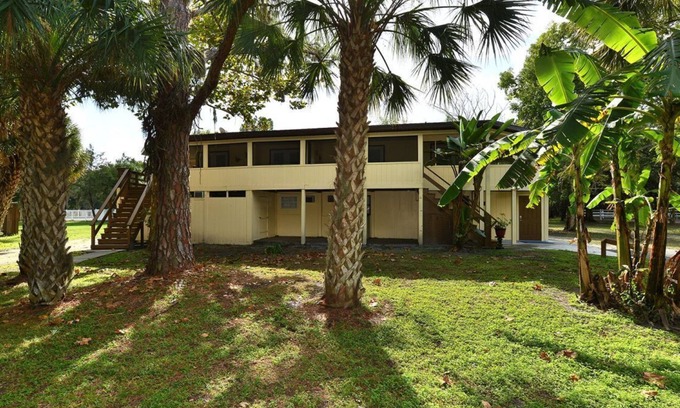 Sarasota House | TROPICAL 2 BEDROOM "TREE HOUSE" UNIT "B" ON EQUINE RANCH