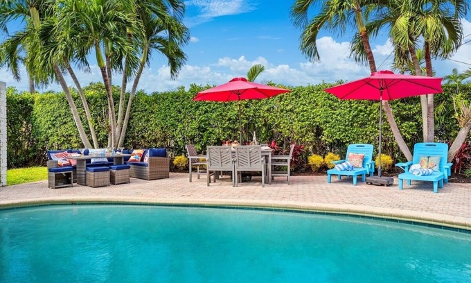 Imperial Point House | Tropical Chic 4BR Heated Pool Home, 5 min to beach, PAC-MAN, Games