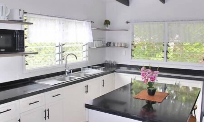 Apia House | Tropical Haven, Papauta | 3BR, Spacious, King-Bed