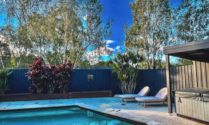 Mudgeeraba House | Tropical retreat with pool, Mineral spa & games room!