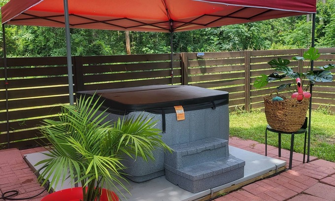 Griffin House | Tropical vibes/Hot tub/NEW BEDS Gated backyard/Pool Table/Gazebo/Garden/Fire Pit