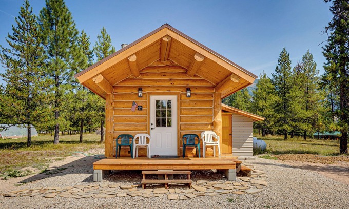 Trout Creek Apartment | Trout Creek Tiny House w/Mtn Views & Fireplace