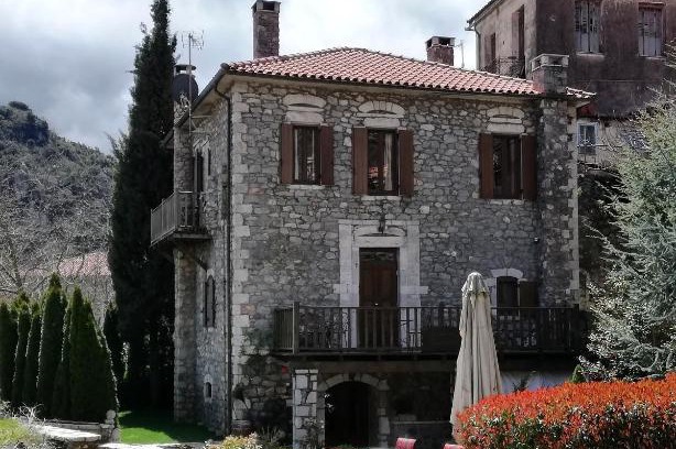 Trikolonoi House | Tsarbou Guesthouse