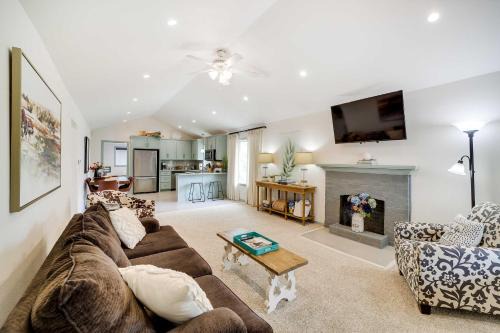 Cherry Street House | Tulsa Vacation Home about 3 Mi to Downtown