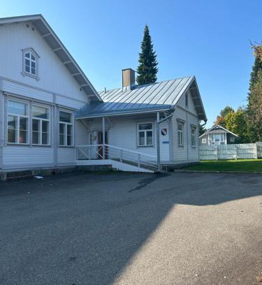 Ylamylly Apartment | Tunnelmallinen Karsikon kansakoulu - jaettu kylpyhuone