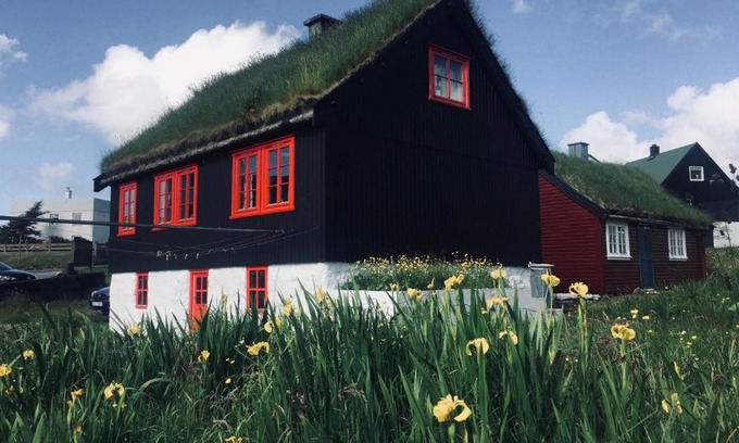Mivagur House | Turf House Cottage - Near Airport