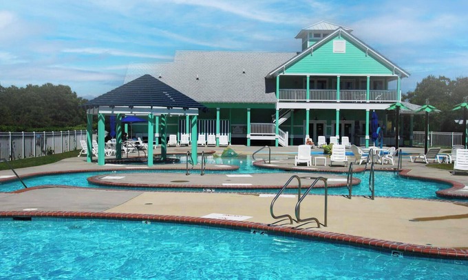 Bermuda Bay House | Turning Tide at Cambridge Cove 2 Bedroom Premium Townhome, 1 Mile from Beach Access