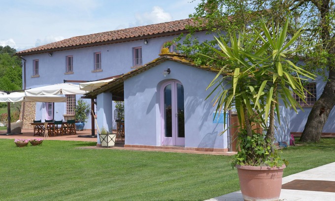 Montecarlo Villa | Tuscan style villa with swimming pool ideal for families and large groups