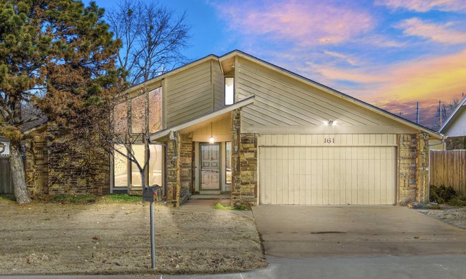 Jenks House | Tv's in Every Bedroom-Spacious-1 Mile to Aquarium & Downtown