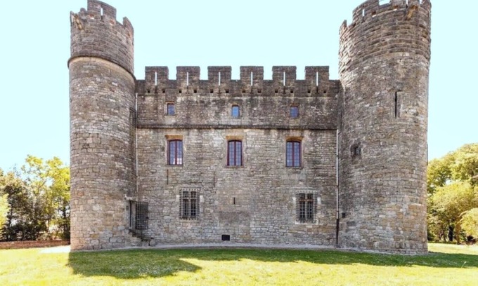 Castelnau-Valence House | Twelfth-century castle