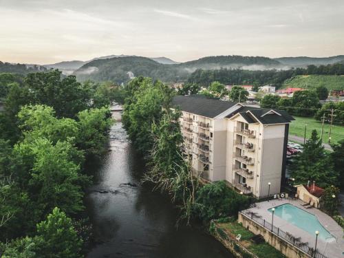 Pigeon Forge Hotel | Twin Mountain Inn & Suites