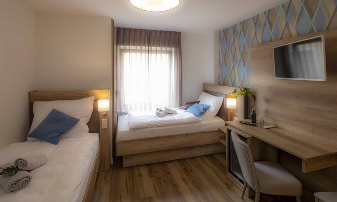 Arnsberg House | Twin room-Deluxe-Private Bathroom