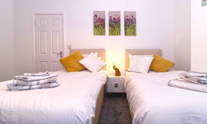 Newton-le-Willows House | Twin Room + Private Access to Living Areas (House