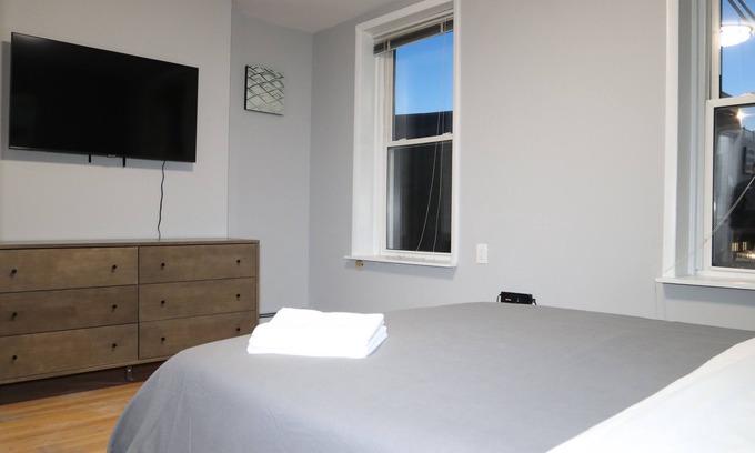 Historic Downtown House | TwinCity 2 BR/1 BA Apt - Rainfall Shower!