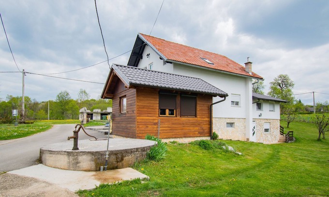 Lipovaca Dreznicka Apartment | Two bedroom apartment with balcony Lipovača, Plitvice (A-19450-a)