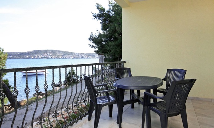 Rogoznica Apartment | Two bedroom apartment near beach Rogoznica (A-3199-b)
