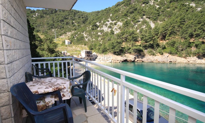 Bogomolje Apartment | Two bedroom apartment near beach Cove Mala Pogorila, Hvar (A-8953-a)