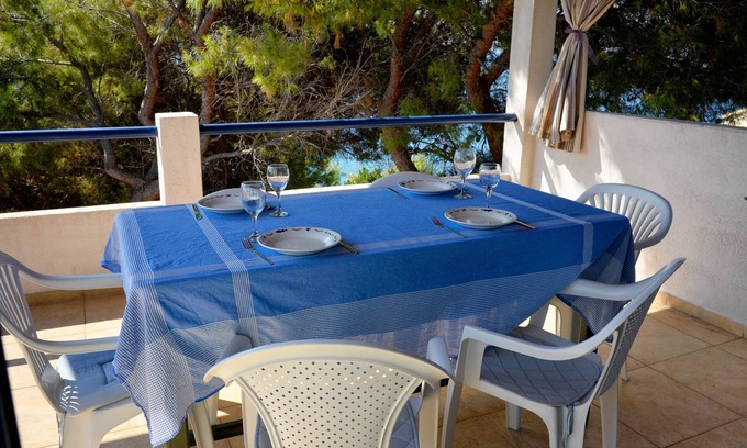 Milna Apartment | Two bedroom apartment near beach Milna, Vis (A-8943-a)