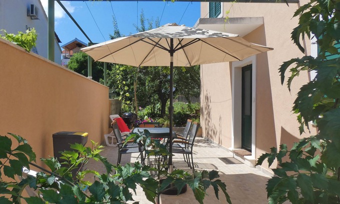 Mirce Apartment | Two bedroom apartment with terrace and sea view Mirca, Brač (A-2854-a)