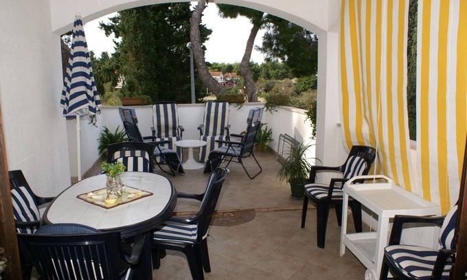 Mirce Apartment | Two bedroom apartment with terrace and sea view Mirca, Brač (A-2902-b)