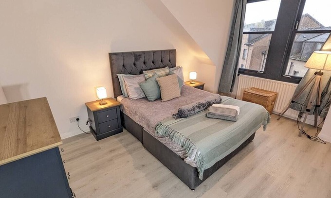 Greenock Condo | Two Bedroom Lovely Apartment in Greenocknn