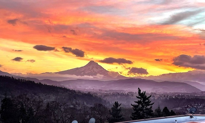 White Salmon Apartment | Two-bedroom penthouse in the heart of downtown White Salmon, Mt Views! Loft 19