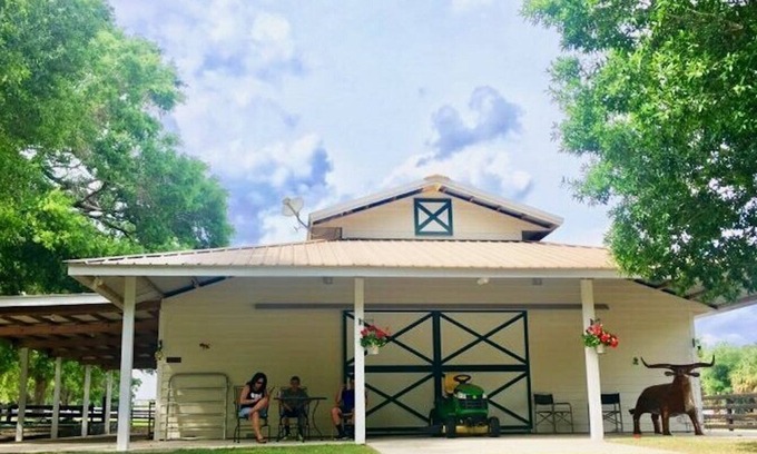 Sorrento House | Two Grooms Farm - Goat Farmstay