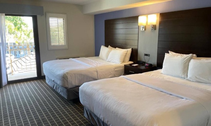 Westside Santa Cruz Hotel | Two King bed & sofa bed Santa Cruz Beach Boardwalk