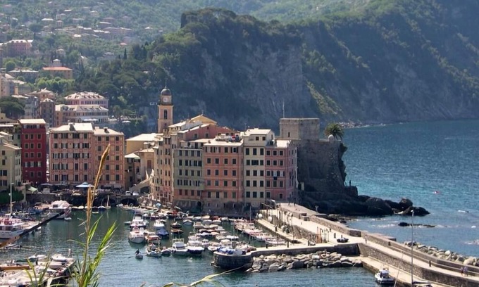 Camogli Apartment | Two windows of the fishing harbor