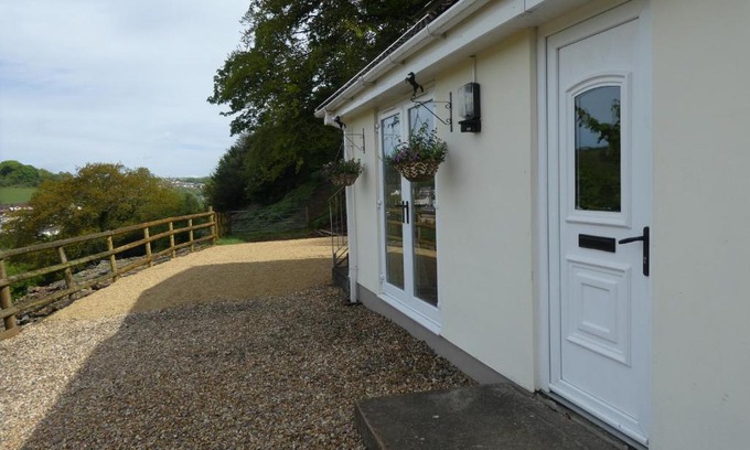 Ynysddu House | Ty Coppi Holiday Cottage