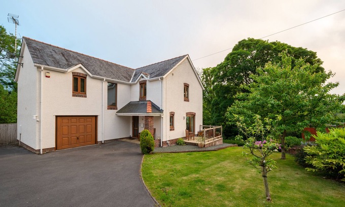 Tan-y-groes House | Ty Nant - Four Bedroom House, Sleeps 8