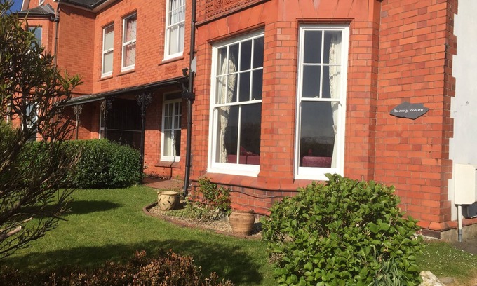 Bala House | Ty sinamon a Large Self Catering Victorian Town House
