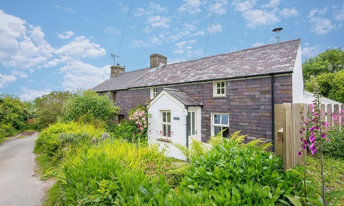 Newport House | Ty Top, Holiday Home Newport, Sleeps 4, 2 bedrooms, bathrooms