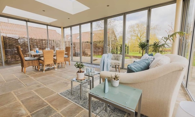 Howlett End House | Tye Barn in Brinkley